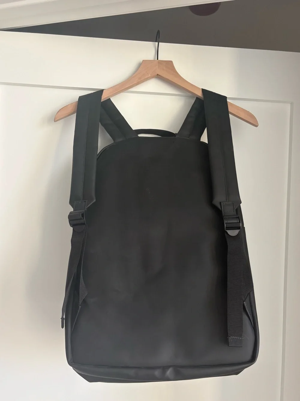 Rains sleek backpack